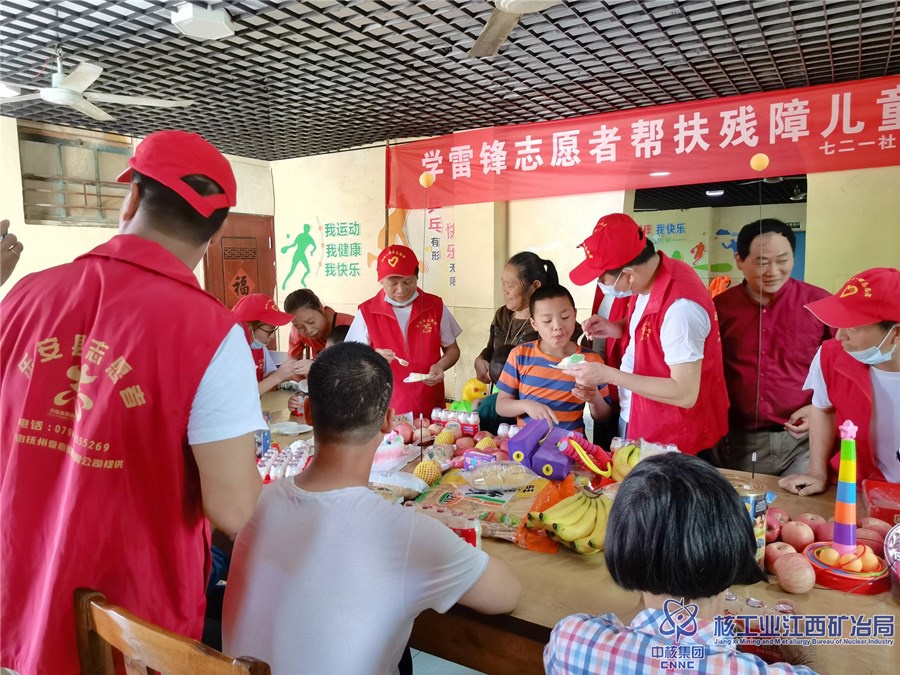 七二一社區(qū)愛心志愿者關(guān)愛殘障兒童，歡慶“六一”_副本.jpg
